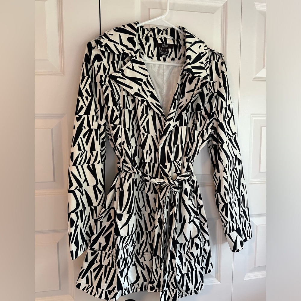 Adorable mid weight jacket w/belt. Size L. Dress it up or with jeans and boots!
